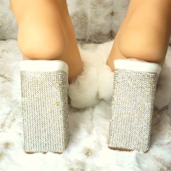 ☆ Cape Robbin White Softy Fur High Heels - Picture 8 of 9